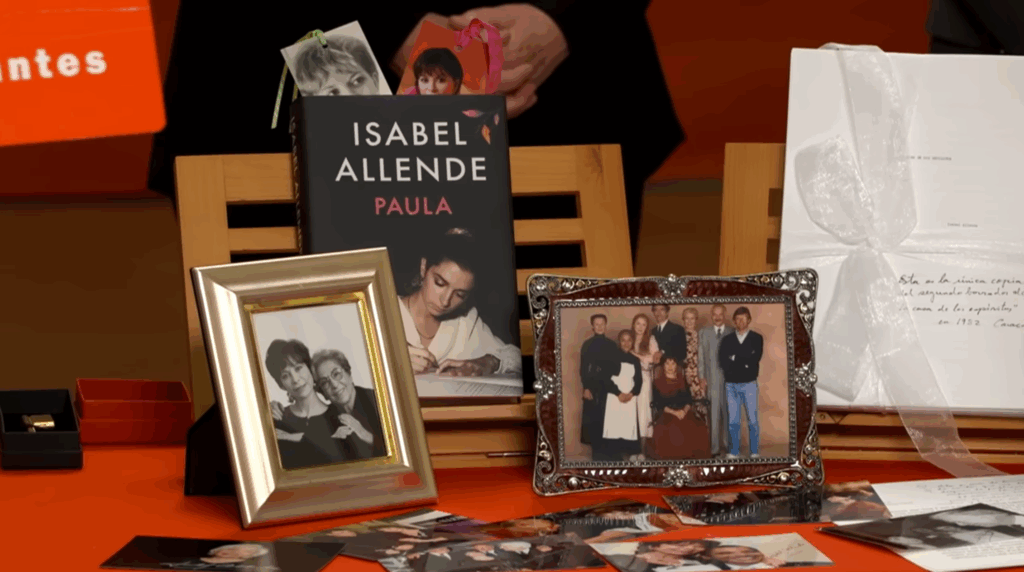 Isabel Allende deja su legado en la Caja de las Letras del Cervantes con manuscritos y recuerdos íntimos