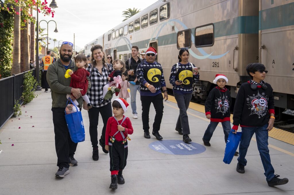 La magia del ferrocarril navideño El expreso festivo de Metrolink regresa al sur de California 