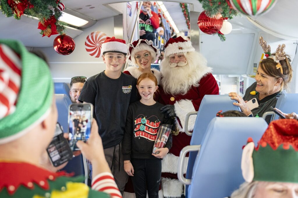 La magia del ferrocarril navideño El expreso festivo de Metrolink regresa al sur de California 
