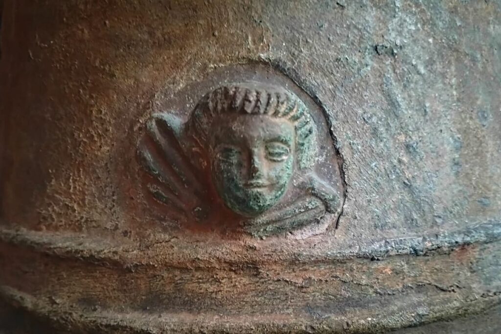 México recupera campana del siglo XIX robada en Tlaxcala y la restituye a su comunidad 