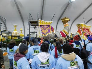 Cientos de voluntarios, la mayoría de ellos familiares de donantes o recipientes de órganos, colaboraron para adornar la carroza (Foto: Hispanos Press).