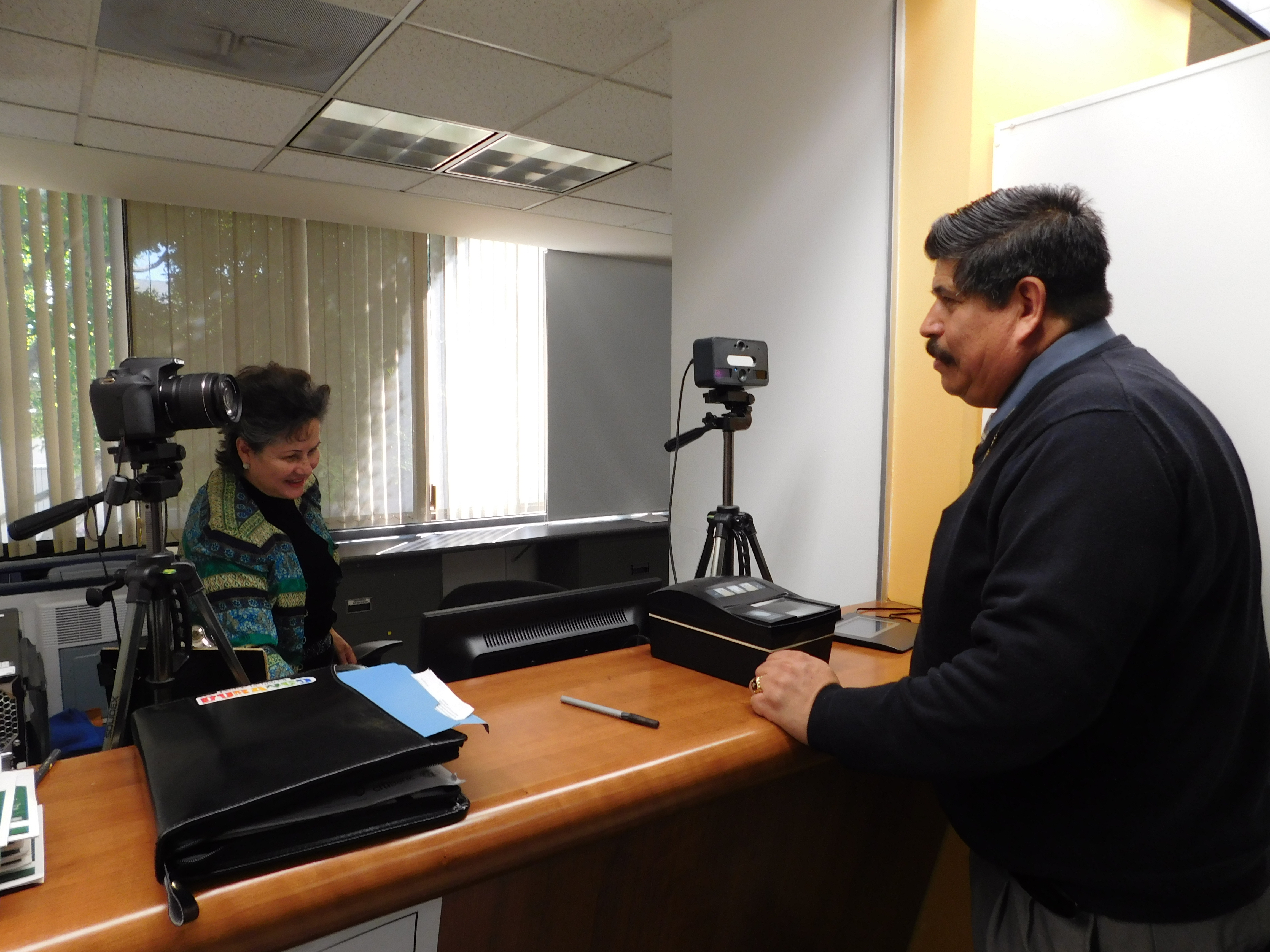 Jesús Castañeda asistió el primer día a solicitar su credencial (Foto: Hispanos Press).