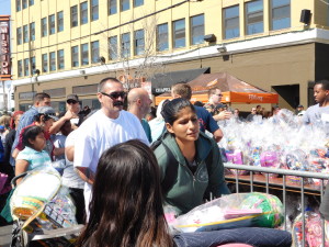 0 Jordan Mujer latina recogiendo Comida y baskets