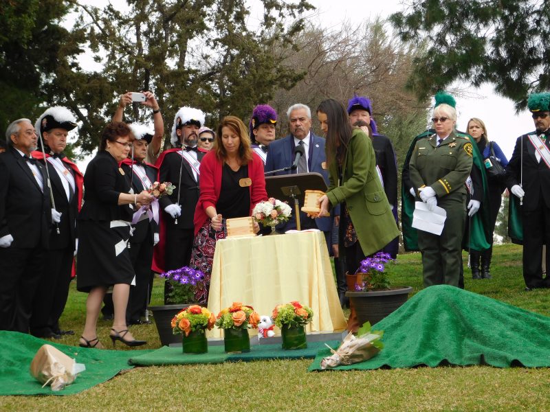 Las urnas son colocadas en un altar