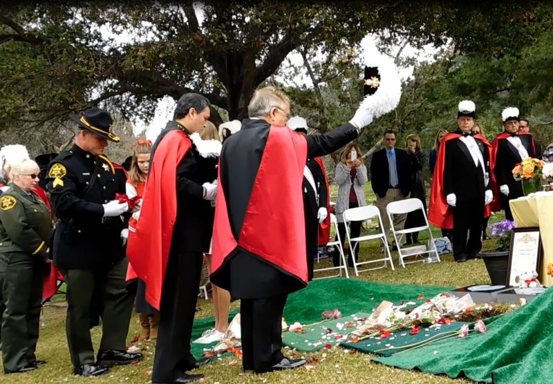 Algunos les rinden homenaje a su manera tradicional