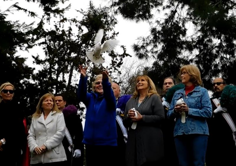 Al final, dejan volar palomas en nombre de los pequeños