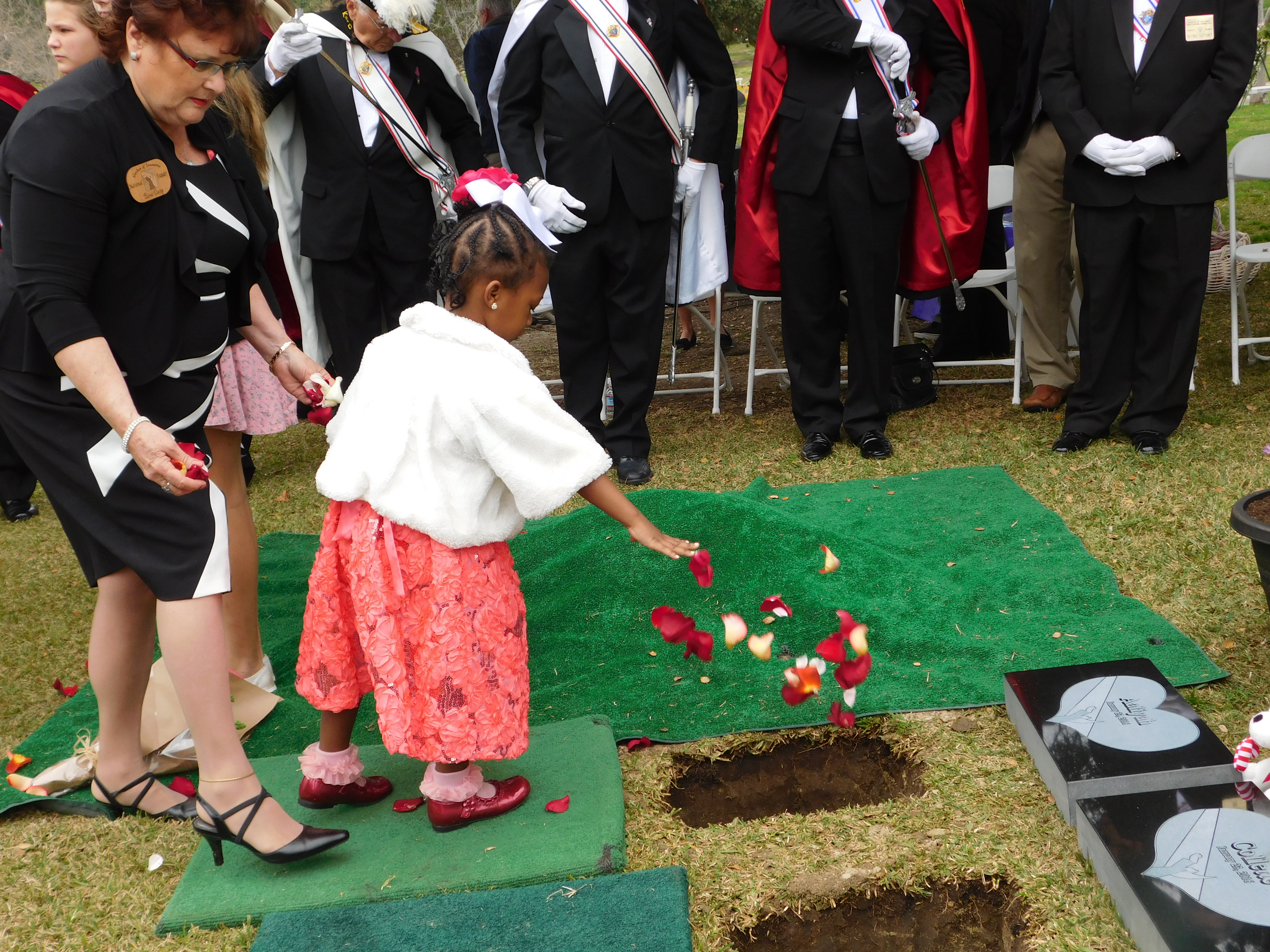 Cada uno de los asistentes les rinde tributo con flores