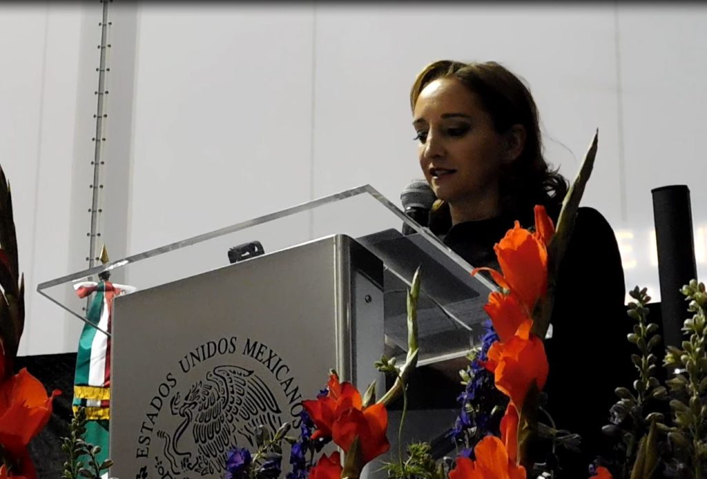 La canciller de México, Claudia Ruiz Massieu, entregó el premio al Dr. David Hayes-Bautista