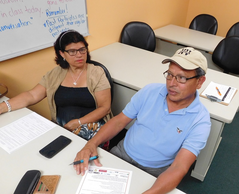 Los esposos Romeo Paz y Sonia Estrada decidiern convertirse en ciudadanos después de 16 años con la residencia permanente (Foto: Hispanos Press). 