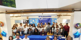 Adultos latinos reciben certificados de educación primaria y secundaria