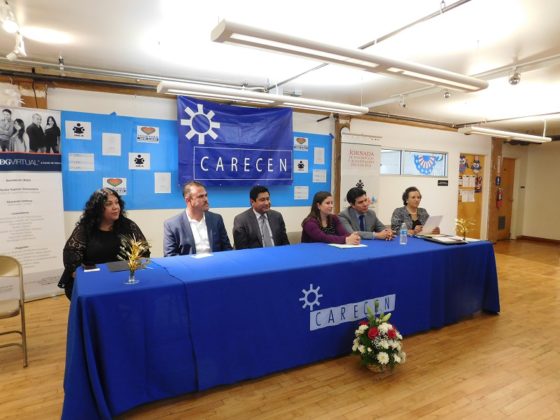 Adultos latinos reciben certificados de educación primaria y secundaria