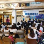 Adultos latinos reciben certificados de educación primaria