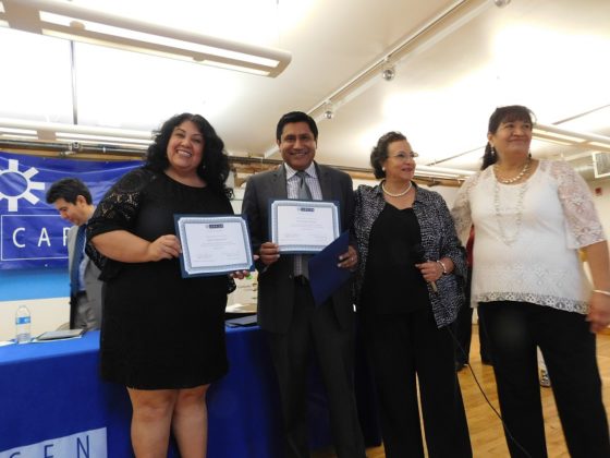 Muchas organizadores de Carecen entregan certificados