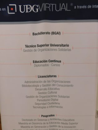 Adultos latinos reciben certificados de educación primaria y secundaria