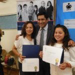 Adultos latinos reciben certificados de educación primaria y secundaria