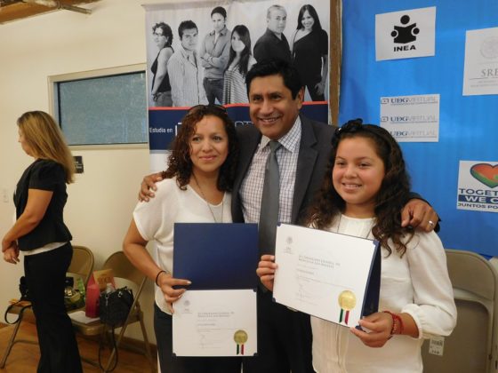 Adultos latinos reciben certificados de educación primaria y secundaria