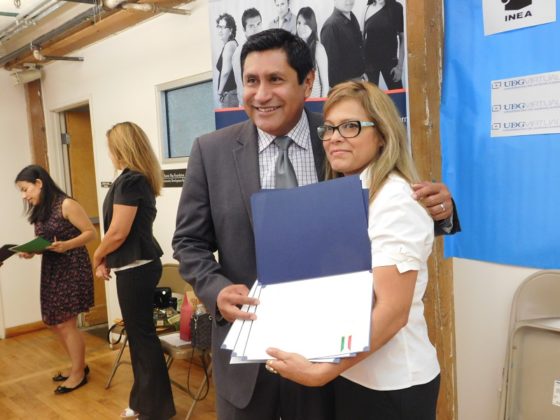 Adultos latinos reciben certificados de educación primaria y secundaria