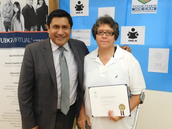 Adultos latinos reciben certificados de educación primaria y secundaria