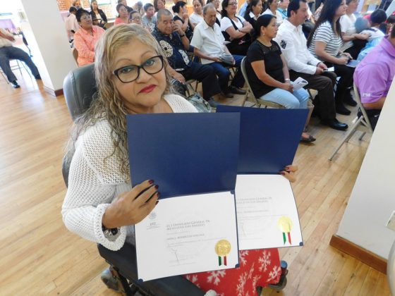 Adultos latinos reciben certificados de educación primaria y secundaria