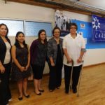 Adultos latinos reciben certificados de educación primaria y secundaria