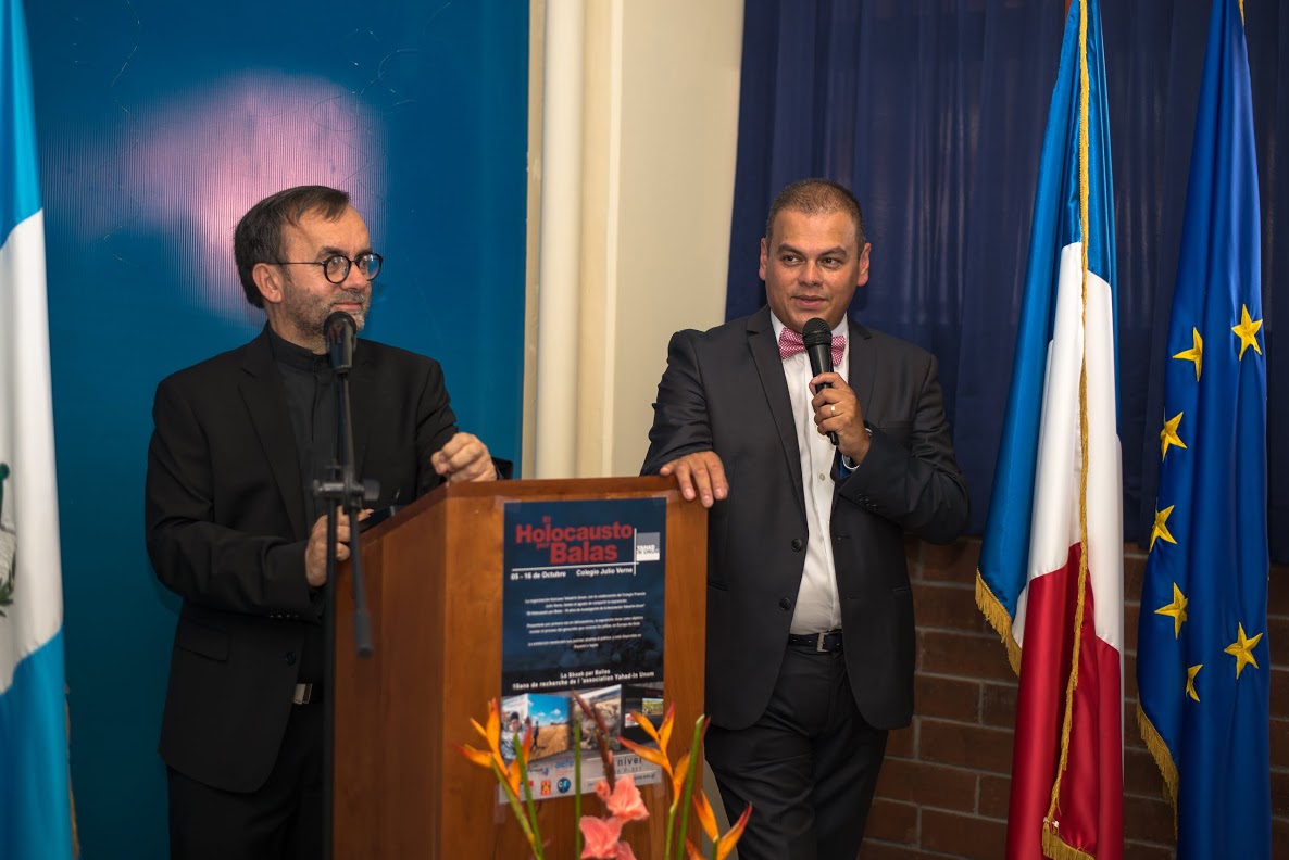 Marco González (right) and Father Patrick Desbois during the opening of the itinerant exhibition in Guatemala (Photo: Ova Producciones).