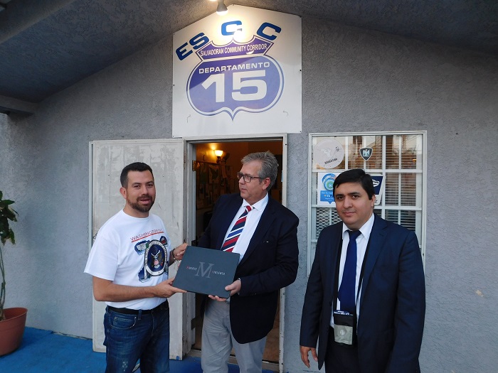 Oscar Domínguez (izquierda), presidente del Corredor Salvadoreño, junto a Daniel Arnavat y el juez Samuel Lezama (Foto: Hispanos Press).