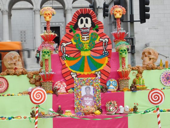 La exposición del Dia de los Muertos en Grand Park en Los Ángeles