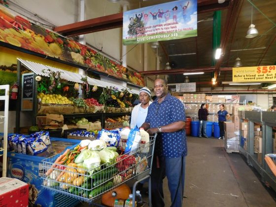 Un regalo de Acción de Gracias para familias de bajos recursos (Foto: Hispanos Press)