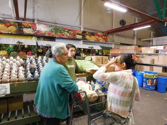 Un regalo de Acción de Gracias para familias de bajos recursos (Foto: Hispanos Press)