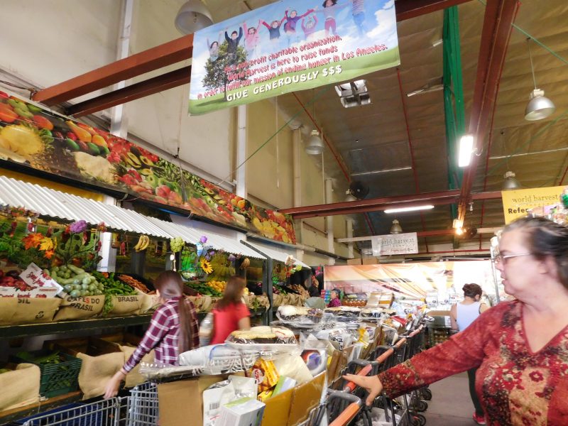 World Harvest lucha contra el hambre - Clientes comprando Foto: Hispanos Press