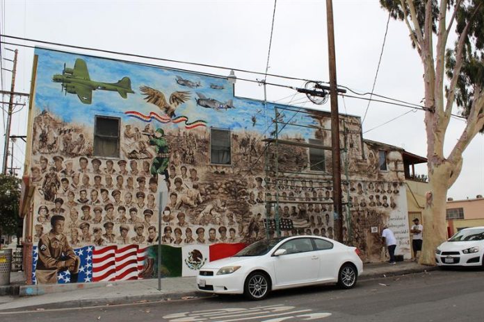 Libro ofrece recorrido por los murales chicanos del Este de Los Ángeles