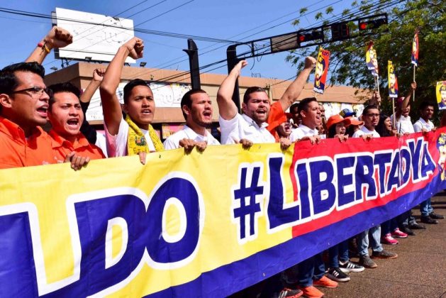 Venezolanos marchan en defensa de los presos políticos