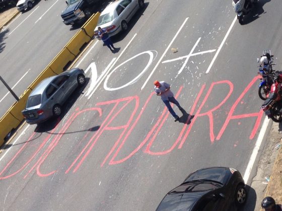 Venezolanos marchan en defensa de los presos políticos