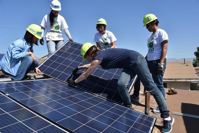 Empleos de la industria de la energía solar aumentan un 25 % en 2016