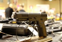 Trump firma ley que vuelve a permitir la compra de armas a enfermos mentales