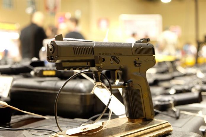 Trump firma ley que vuelve a permitir la compra de armas a enfermos mentales