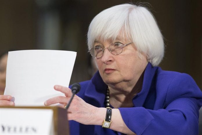 Yellen afirma que empleo e inflación están muy cerca de las metas de la Fed