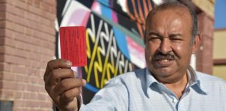 Indocumentados ya pueden sacar una tarjeta roja a los agentes migratorios