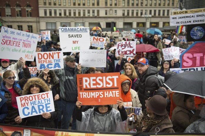 Protestan en diversas ciudades contra el proyecto de salud republicano