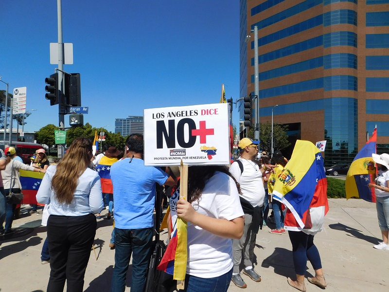 Protesta venezolana en Los Ángeles en contra del gobierno de Nicolás Maduro