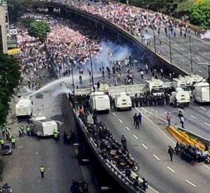  Fuerzas policiales reprimen marcha de oposición venezolana