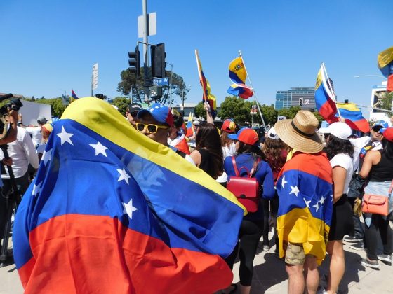 Protesta venezolana en Los Ángeles en contra del gobierno de Nicolás Maduro