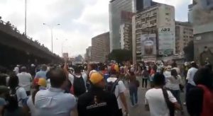 Fuerzas policiales reprimen marcha de oposición venezolana