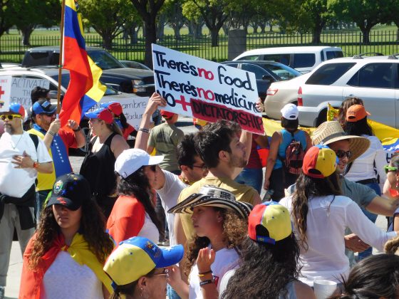 Protesta venezolana en Los Ángeles en contra del gobierno de Nicolás Maduro