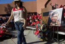 California honra memoria de César Chávez en juramento de nuevos ciudadanos