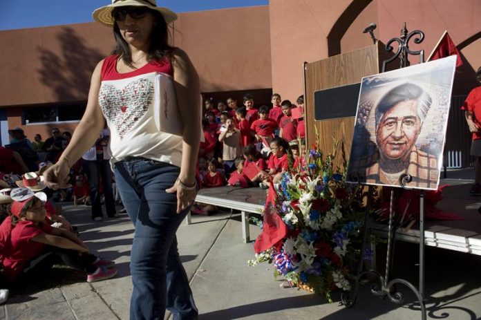 California honra memoria de César Chávez en juramento de nuevos ciudadanos