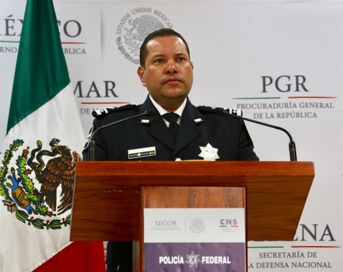 Expolicía mexicano se entrega en EE.UU. por presuntos nexos con narcotráfico