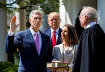 Neil Gorsuch jura el cargo como nuevo juez del Tribunal Supremo