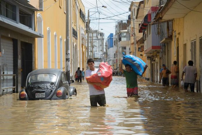 Trump ofrece ayuda a Kuczynski por las inundaciones en Perú