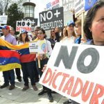 Venezolanos exigen libertad en su país frente al consulado de Nueva York